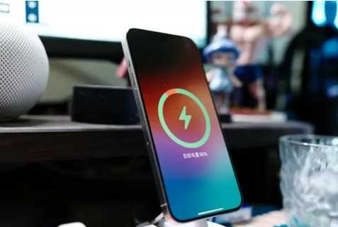 九湖镇苹果15换屏服务分享用什么充电器给iPhone15充电更好 